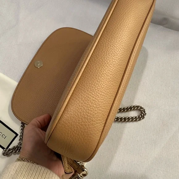 GUCCI, Tan, Beige Pebbled Calfskin Medium Soho Flap Crossbody Bag - Picture 5 of 7